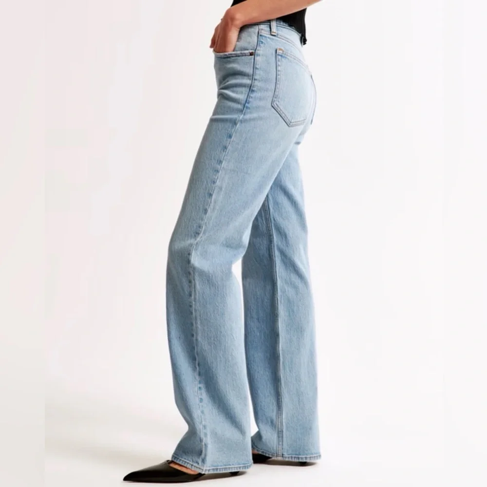 Abercrombie High Rise 90s Relaxed Jeans 33 NWT Light Wash Straight Denim - Picture 4 of 10